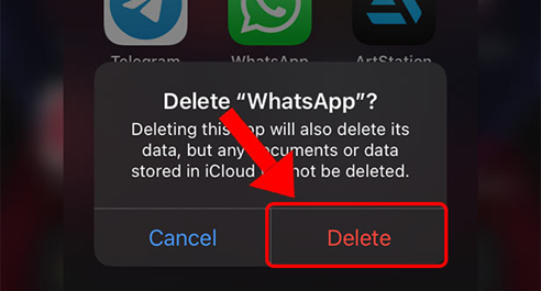 هاتف يقوم بإلغاء تثبيت وإعادة تثبيت تطبيق WhatsApp الرسمي بعد اختفاء ميزة المجتمعات.