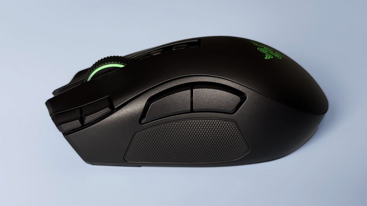 ماوس Razer Naga V3 Pro على خلفية زرقاء.
