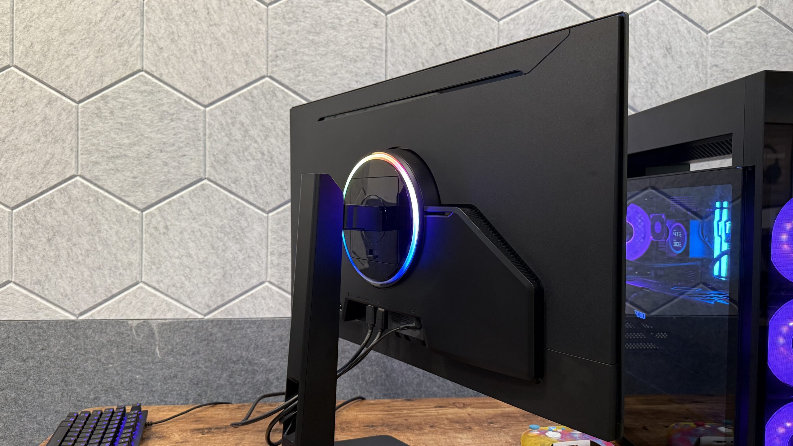 الجانب الخلفي لشاشة Samsung Odyssey G8 (G80HS) يُظهر حلقة إضاءة RGB الخاصة بها