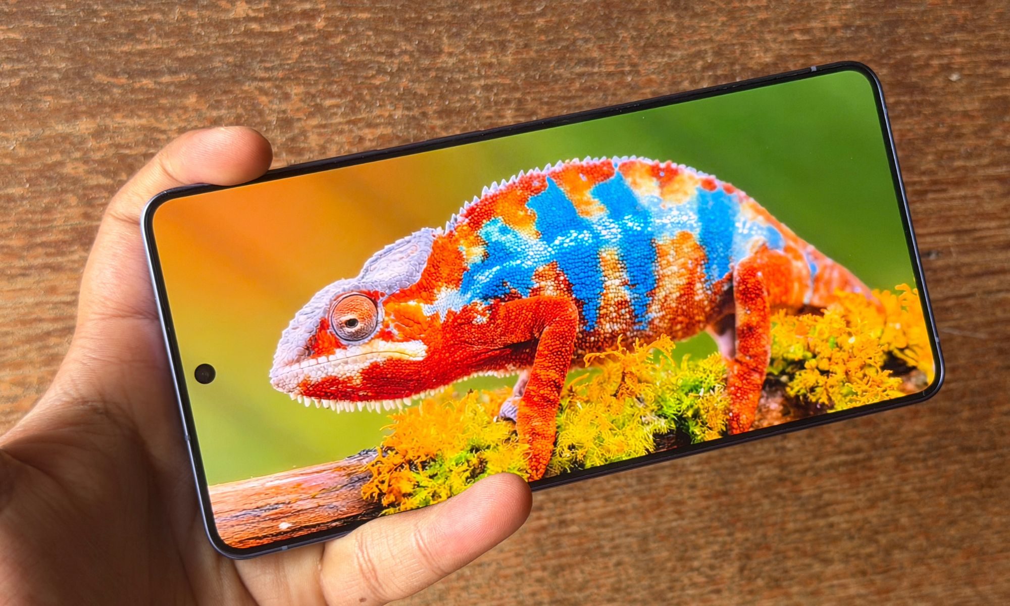 هاتف Samsung Galaxy S26 Ultra الذكي باللون الأزرق.