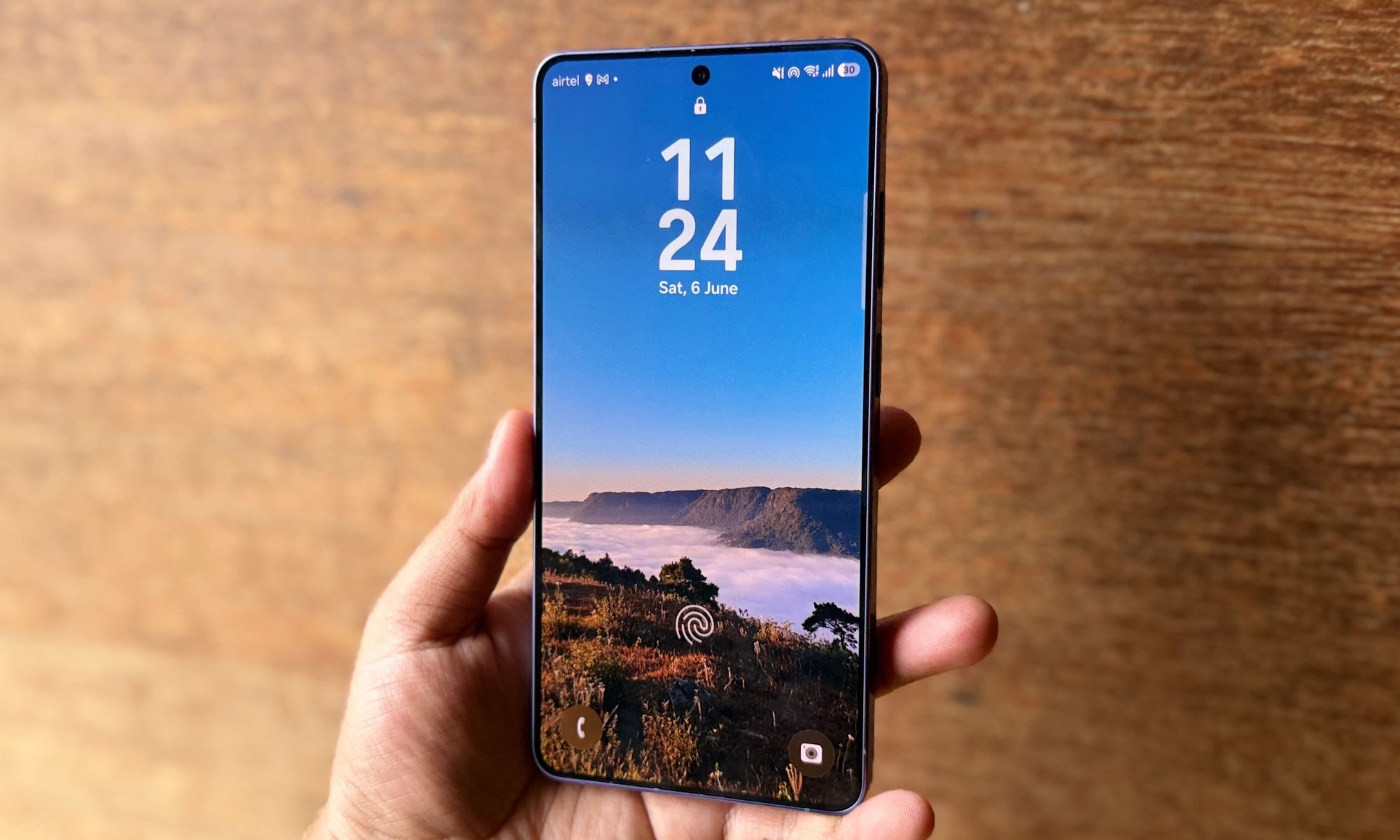 هاتف Samsung Galaxy S26 Ultra الذكي باللون الأزرق.