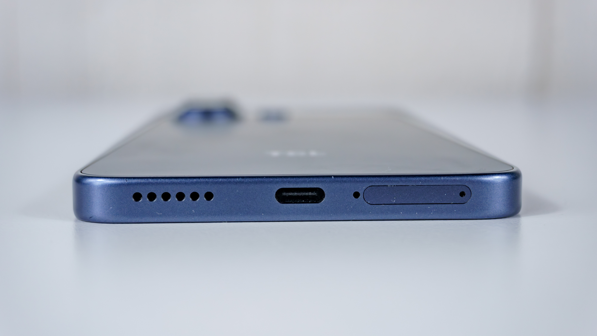 لقطة مقربة تظهر منفذ USB-C وفتحة بطاقة SIM في هاتف TCL NXTPAPER 70 Pro