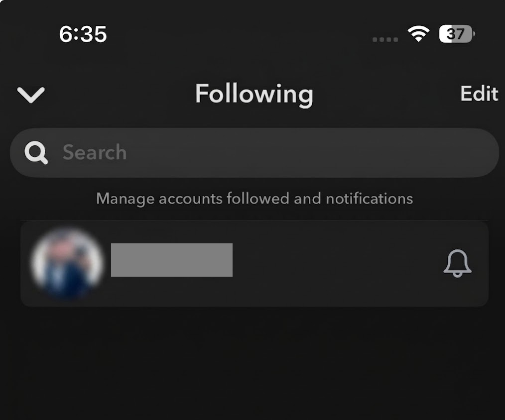صفحة Stories page على Snapchat تعرض قسم Following حيث يرى المتابعون غير المشتركين القصص العامة.