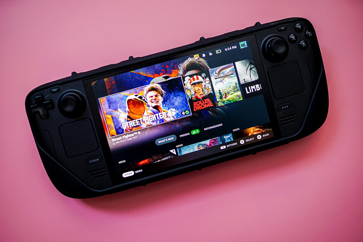 جهاز Steam Deck OLED على خلفية وردية.