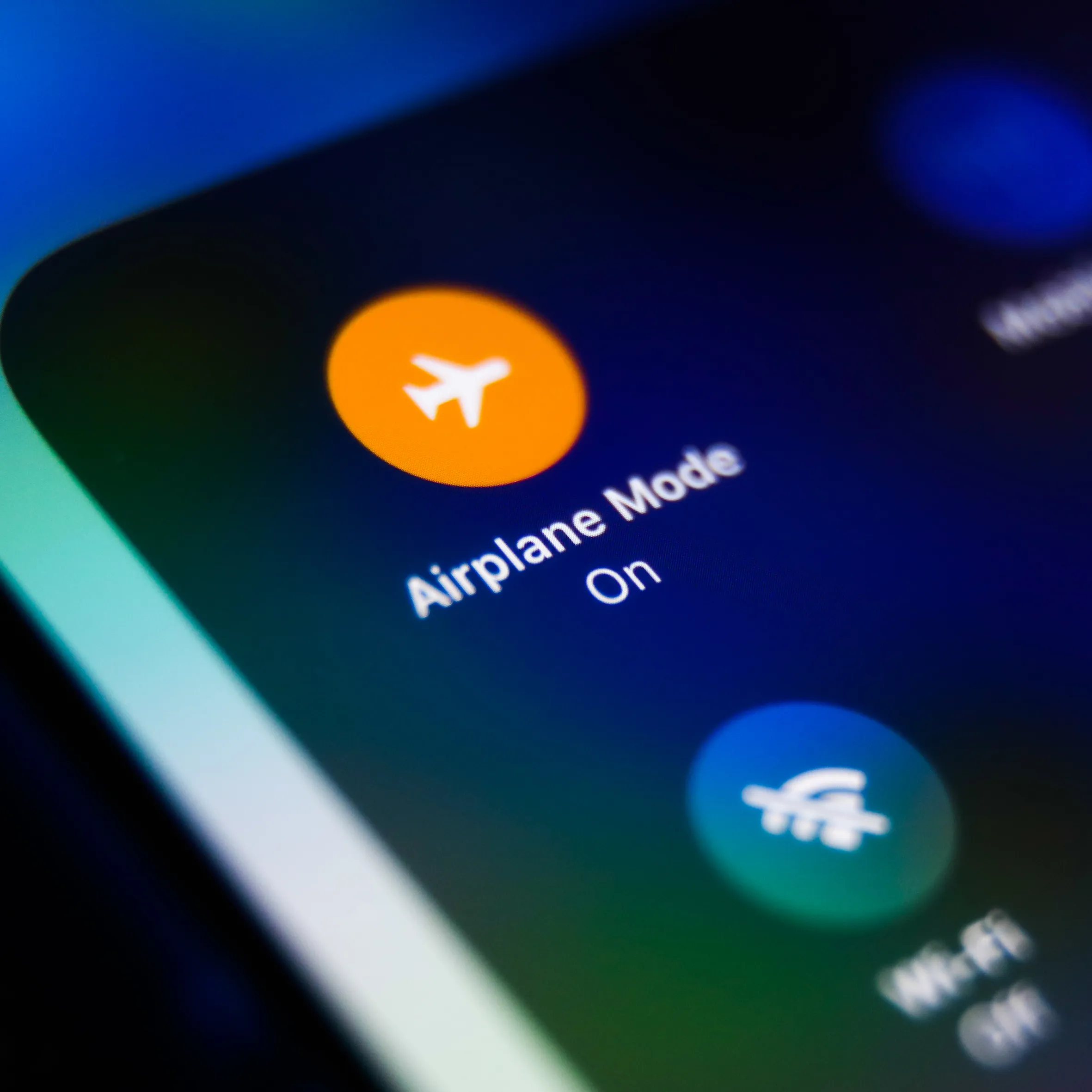 هاتف يقوم بالتبديل بين Wi-Fi وبيانات الجوال أثناء محاولة إصلاح رسالة 