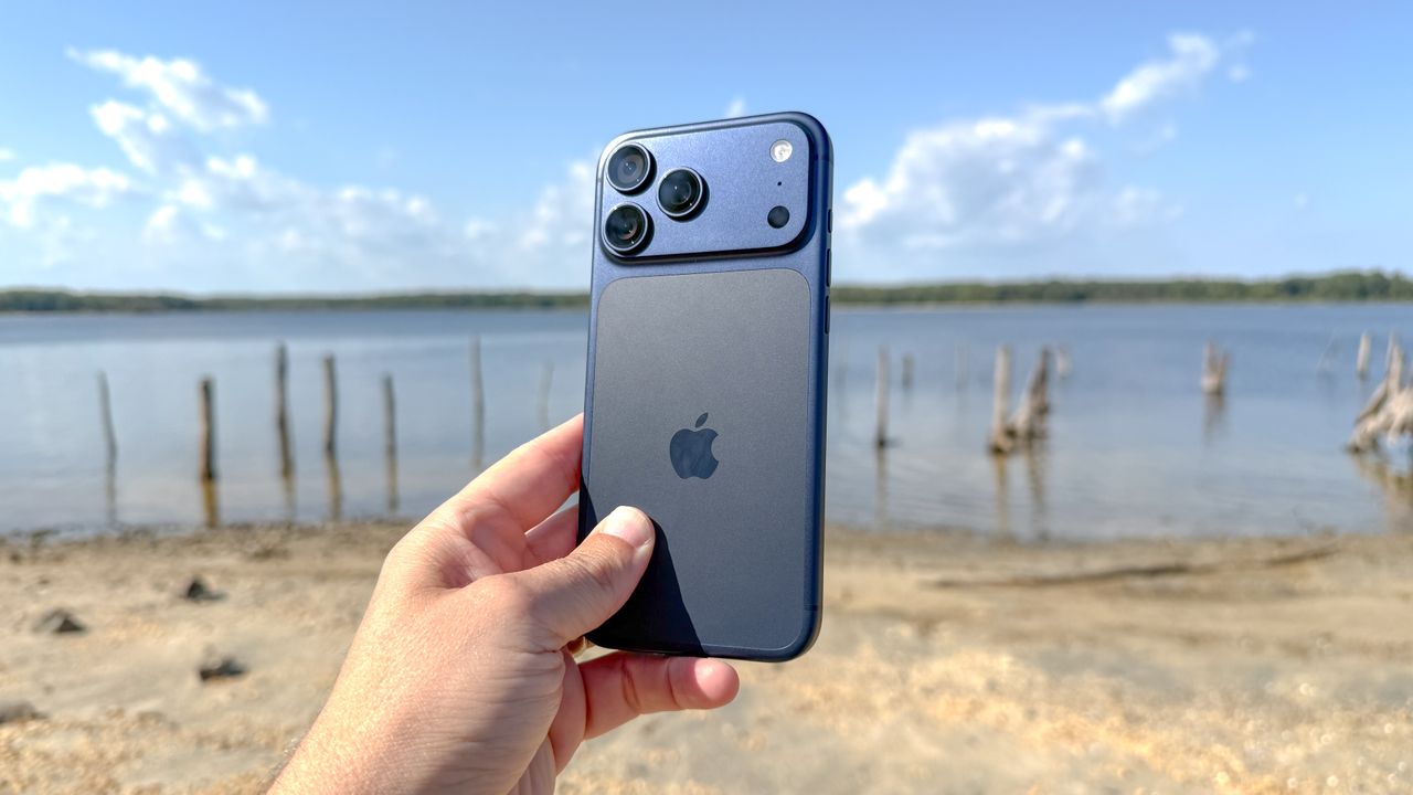 هاتف iPhone 17 Pro Max معروض باليد