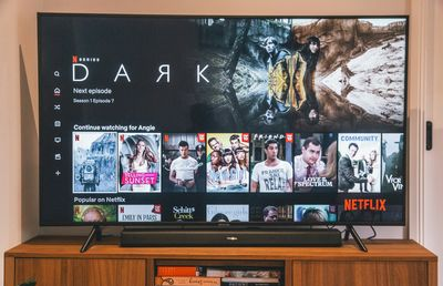 تلفاز ذكي يختبر Disney+ مقابل تطبيقات البث الأخرى على نفس الشبكة.