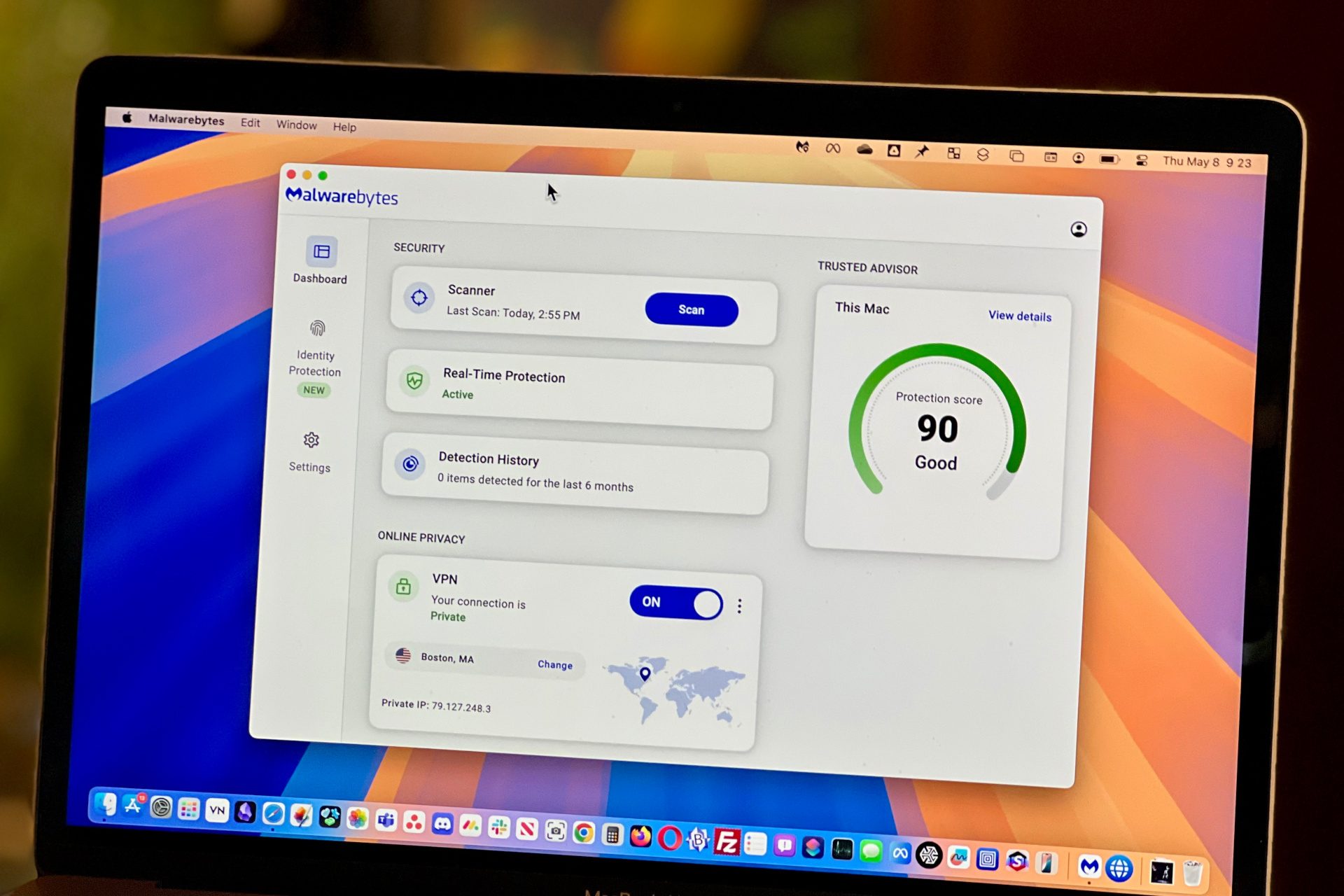 تطبيق Malwarebytes لـ Mac مفتوح على جهاز MacBook Air.