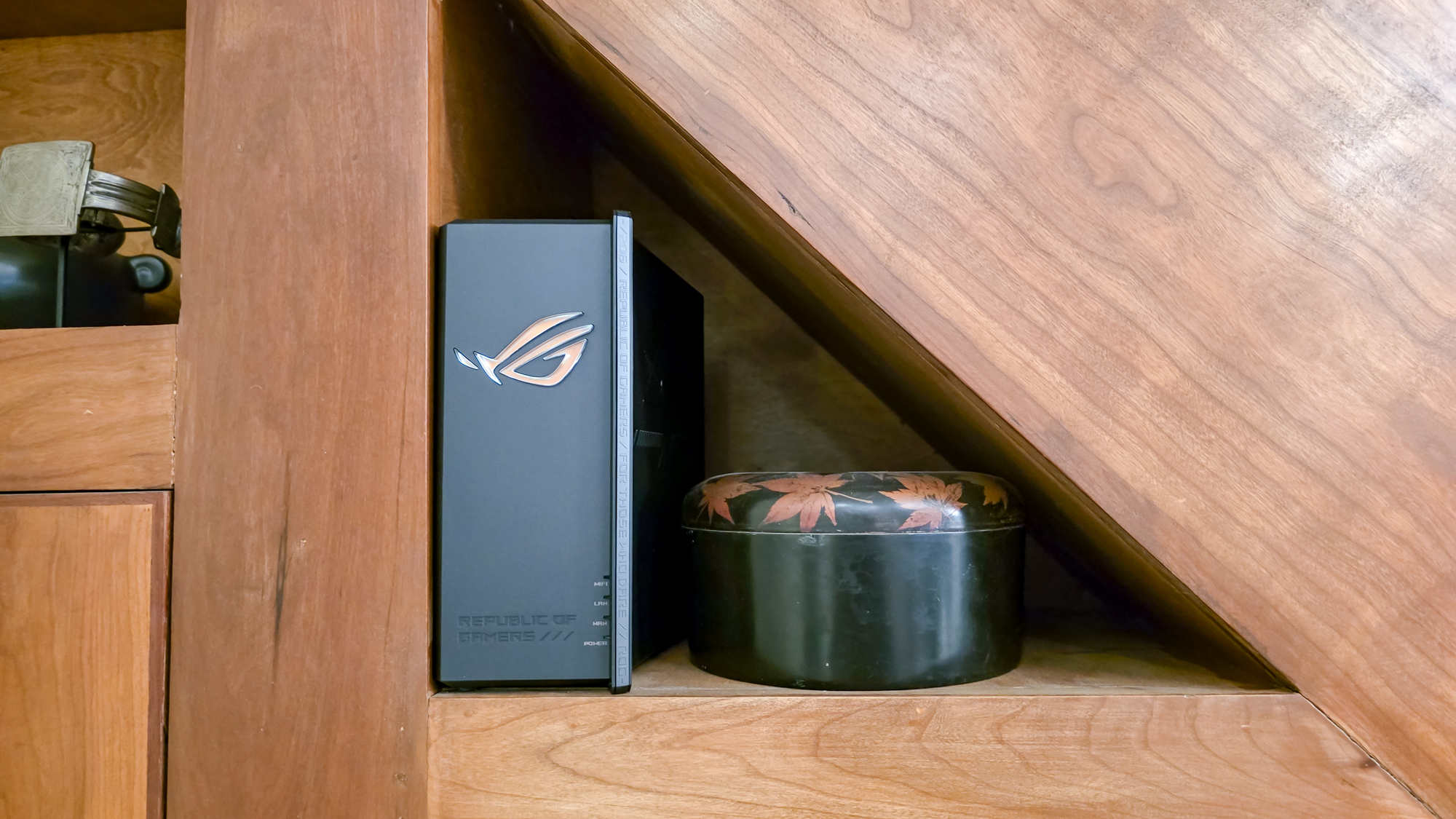 جهاز توجيه الألعاب Asus ROG Strix GS-BE18000 على رف