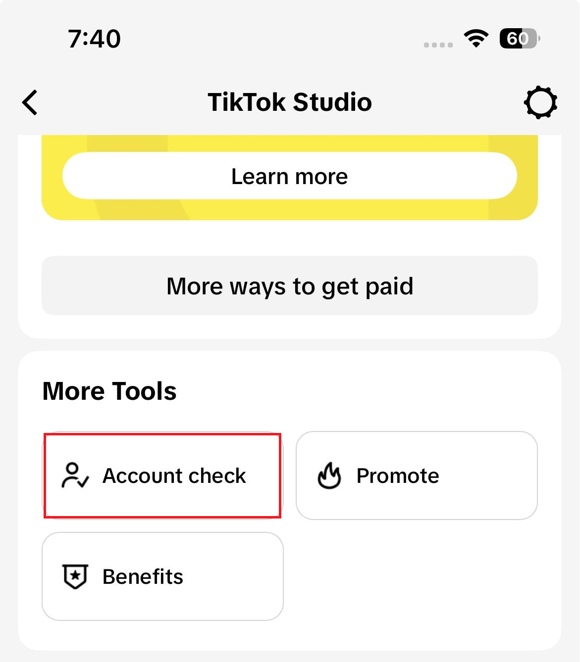 شاشة Account check في TikTok Studio تستعرض حالة الحساب والتحذيرات قبل الإبلاغ عن خيار LIVE المفقود.