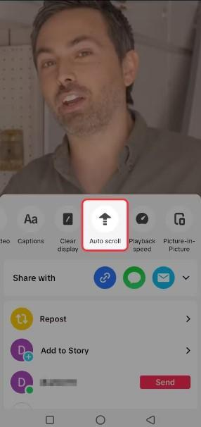 خلاصة TikTok مفتوحة على الهاتف بينما لا يستطيع المستخدم العثور على أي خيار للتمرير التلقائي في التطبيق.