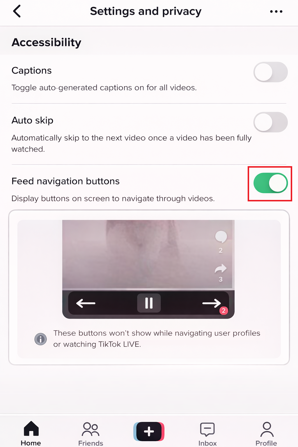 إعدادات تسهيلات الاستخدام في TikTok تُظهر أزرار التنقل في الخلاصة قيد التشغيل.