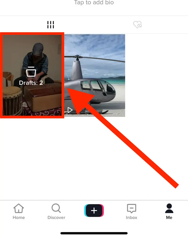 صفحة ملف تعريف TikTok تفتح أيقونة المسودات على الهاتف الأصلي.