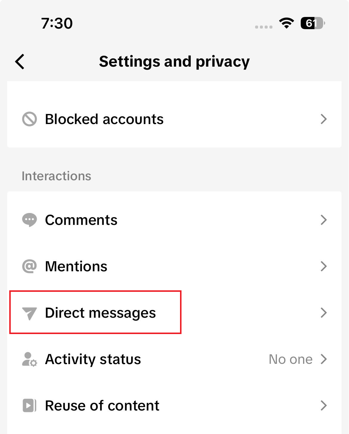 شاشة إعدادات الخصوصية في TikTok تفتح صفحة إعدادات الرسائل المباشرة.