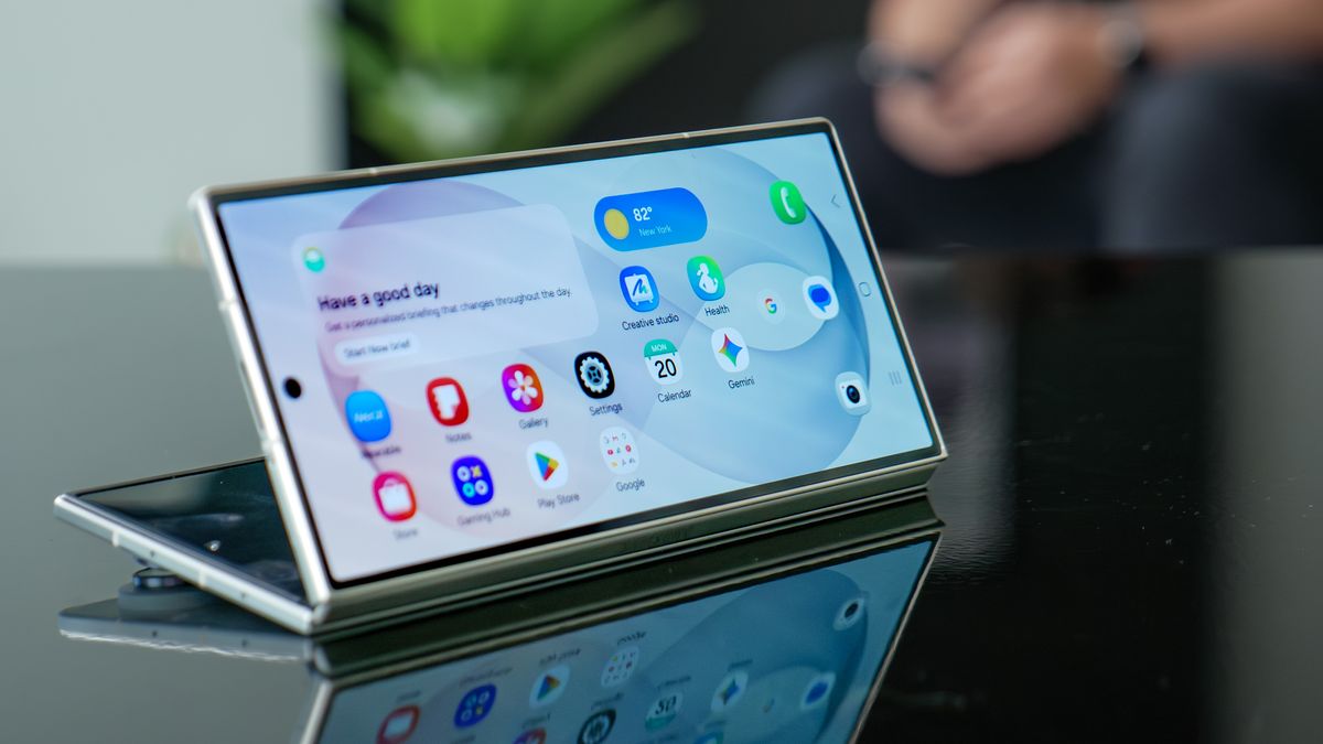 هاتف Galaxy Z Fold 8 Ultra معروض باليد