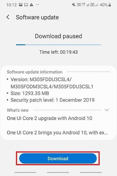 شاشة تحديث برنامج نظام Android أو Android TV يتم فحصها أثناء إصلاح خطأ إعدادات التاريخ والوقت في Netflix.