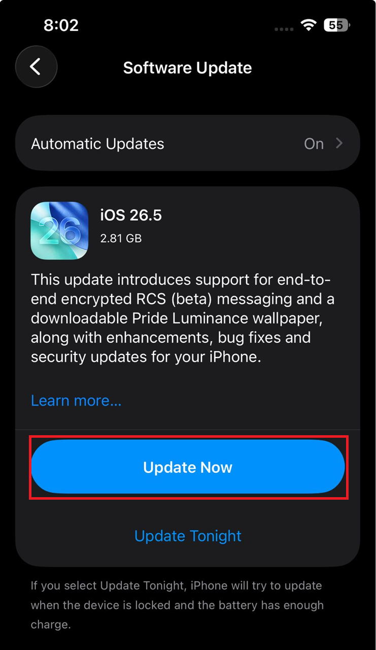صفحة تحديث برامج iPhone أثناء التحقق من إصدار iOS لميزة Apple Intelligence.