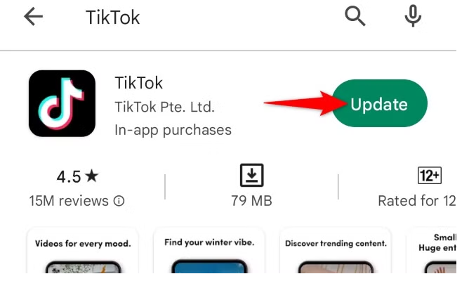 متجر التطبيقات أو متجر Google Play يعرض تحديث TikTok بينما يقوم المستخدم باستكشاف مشكلة خيار التمرير التلقائي المفقود.