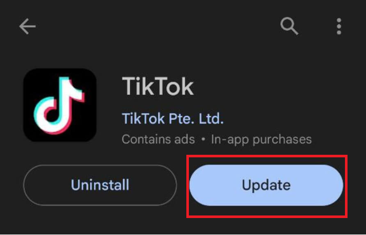 متجر التطبيقات أو متجر Play يُظهر تحديثًا لتطبيق TikTok أثناء استكشاف مشكلة خيار LIVE المفقود وإصلاحها.