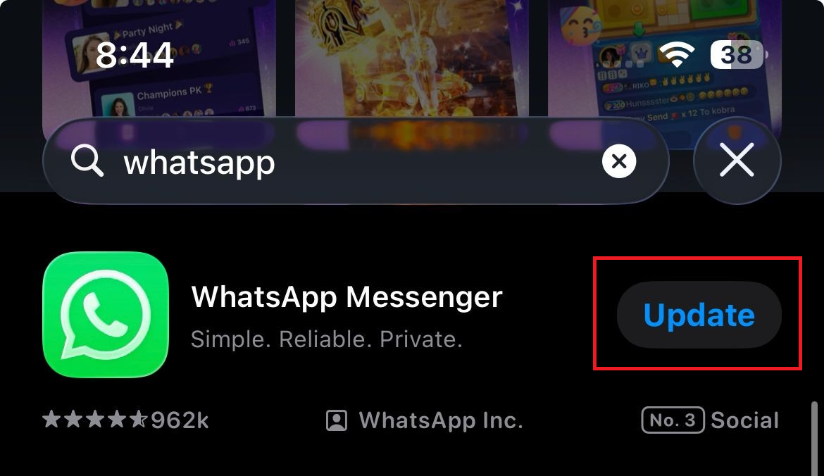 متجر Play Store أو App Store يعرض تحديثًا لتطبيق WhatsApp بينما ميزة Meta AI مفقودة.