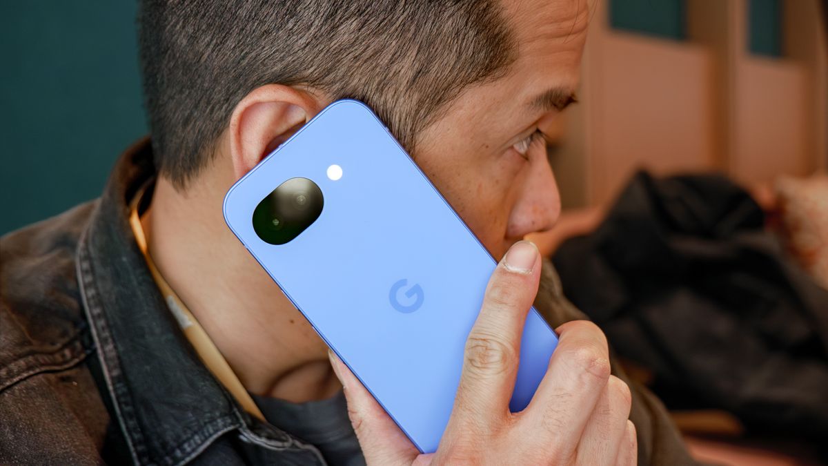 نظرة عملية على Google Pixel 10a.