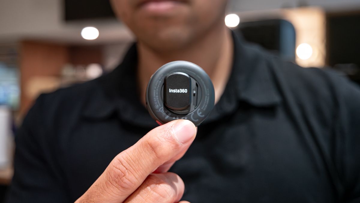 ميكروفون Insta360 Mic Pro يُستخدم مع iPhone.