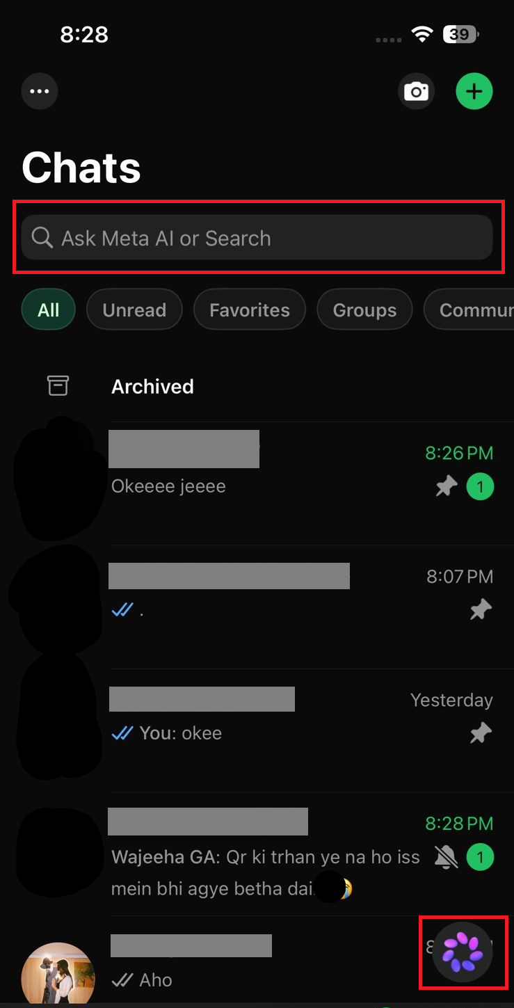 علامة تبويب Chats في WhatsApp تُظهر حقل Ask Meta AI or Search ودائرة Meta AI الزرقاء-البنفسجية.