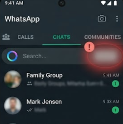 قائمة دردشات WhatsApp مع غياب الرمز الدائري الأزرق والأرجواني الخاص بـ Meta AI أو مسار البحث Ask Meta AI من الشاشة.