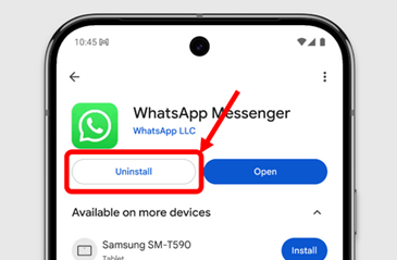 هاتف يقوم بإلغاء تثبيت وإعادة تثبيت WhatsApp بعد اختفاء نقاط دخول Meta AI.