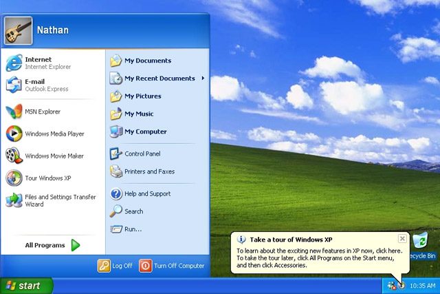 شاشة Windows XP الرئيسية مع قائمة Start مفتوحة.