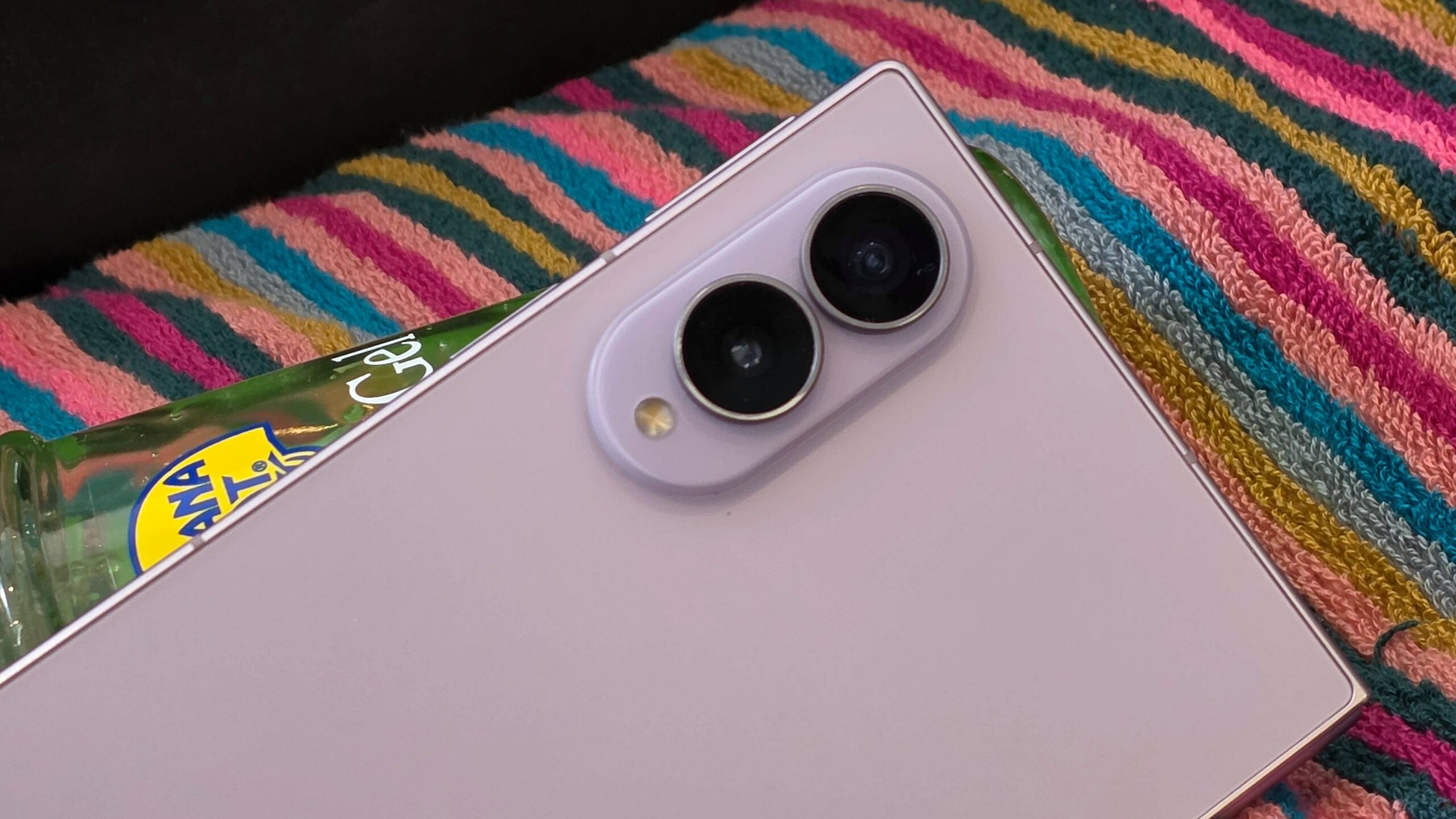 هاتف Samsung Galaxy Z Fold 8، موضوع فوق منشفة.