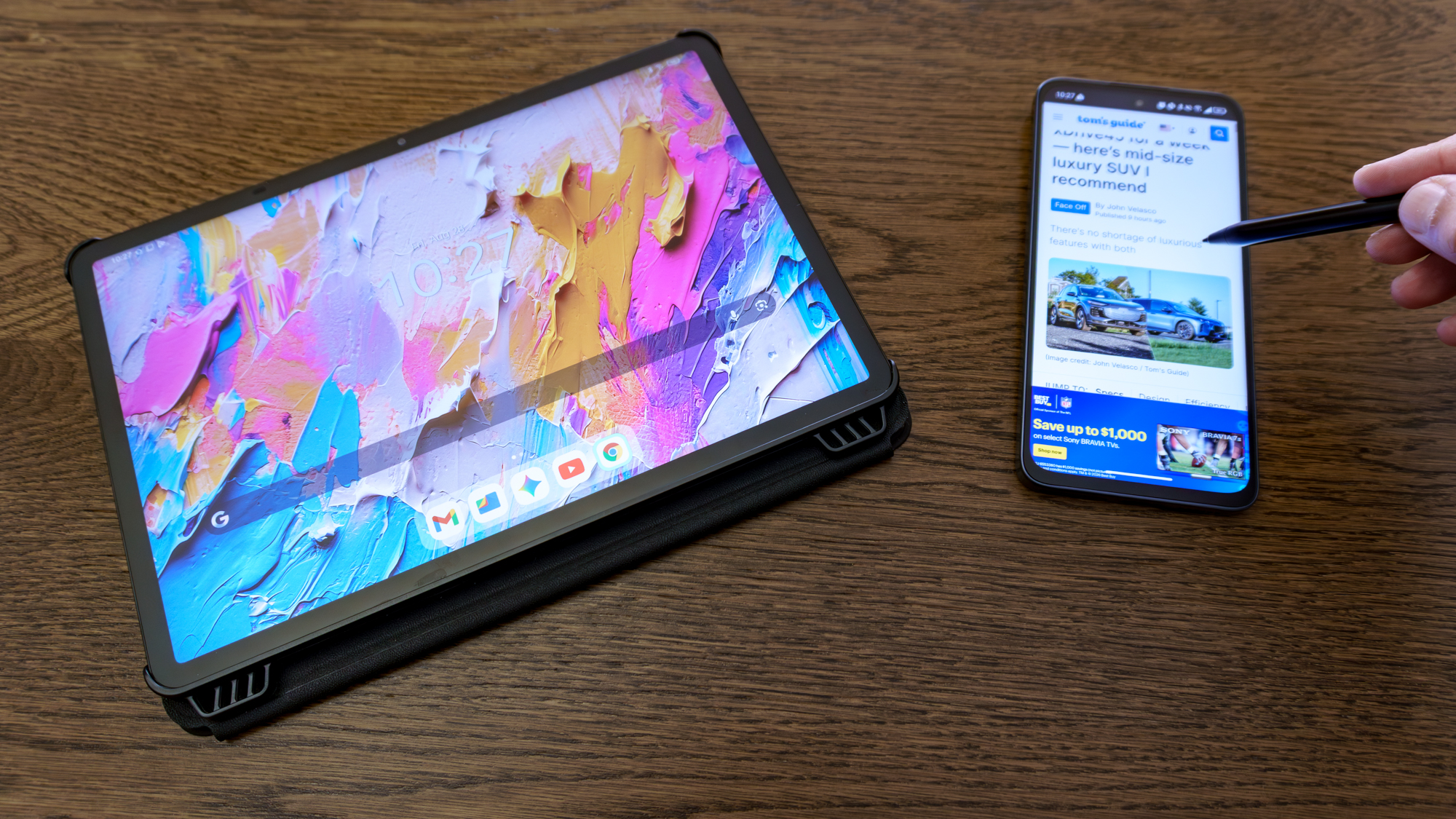 شخص يستخدم القلم اللمسي الخاص بـ TCL NXTPAPER 11 Plus على هاتف TCL NXTPAPER 70 Pro