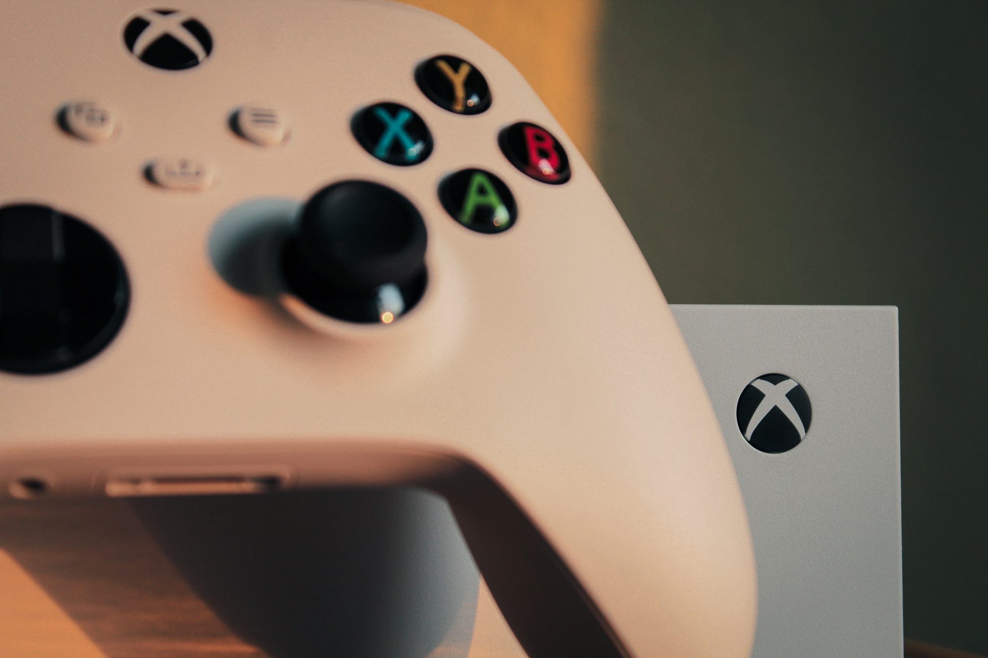 وحدة تحكم Xbox تُرفع أمام جهاز Xbox Series S