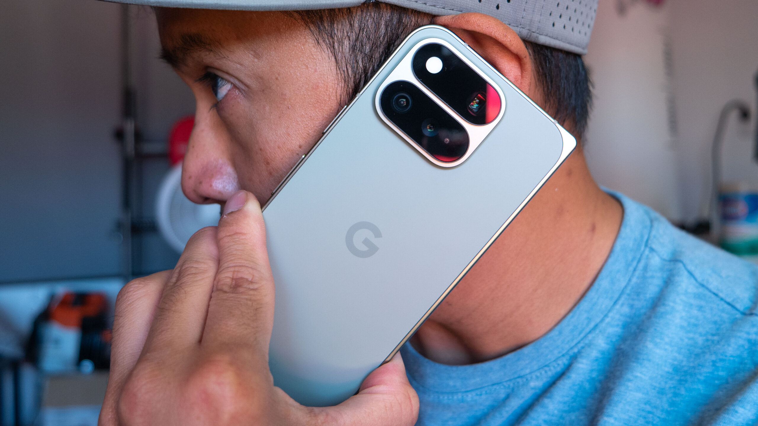 هاتف Google Pixel 11 Pro Fold ممسوك باليد.