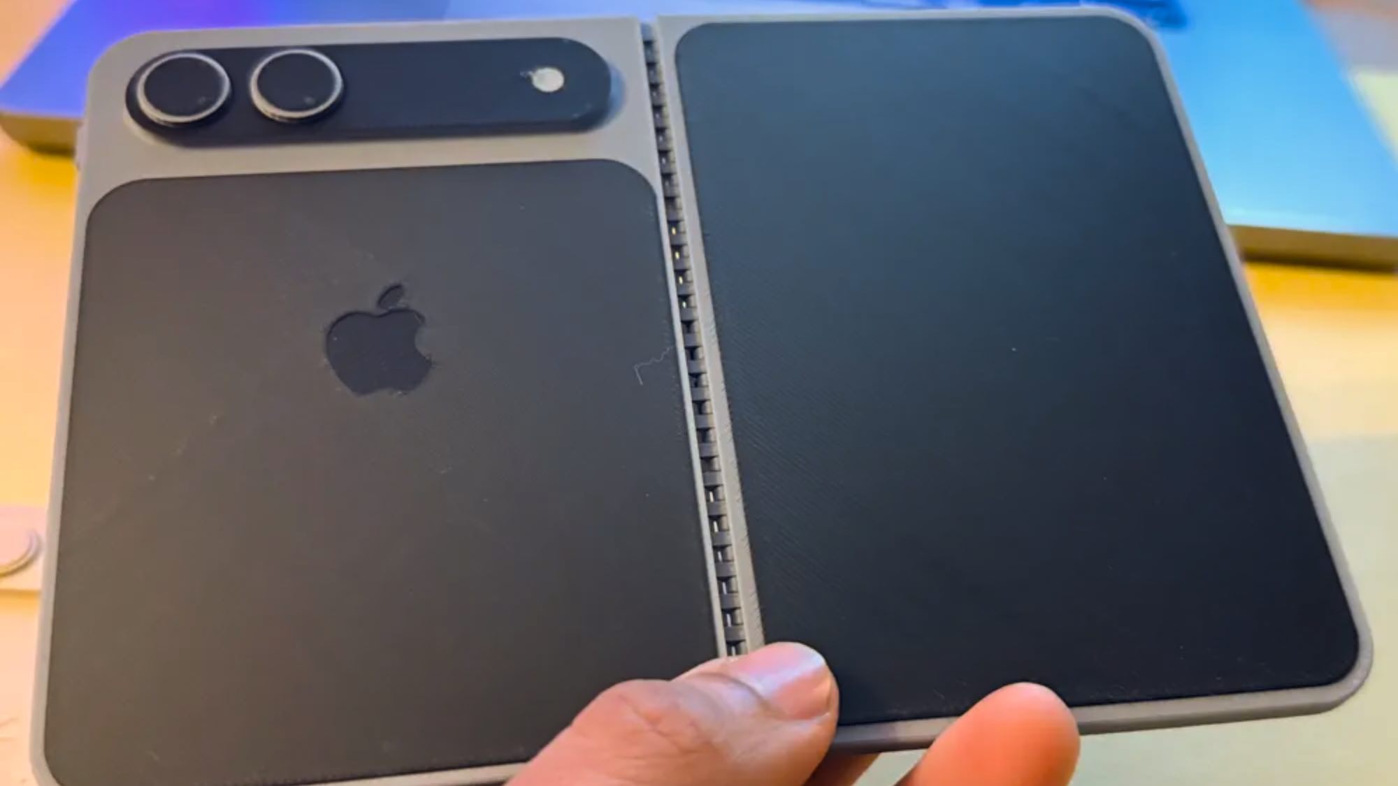 نموذج أولي مطبوع ثلاثي الأبعاد لهاتف iPhone القابل للطي