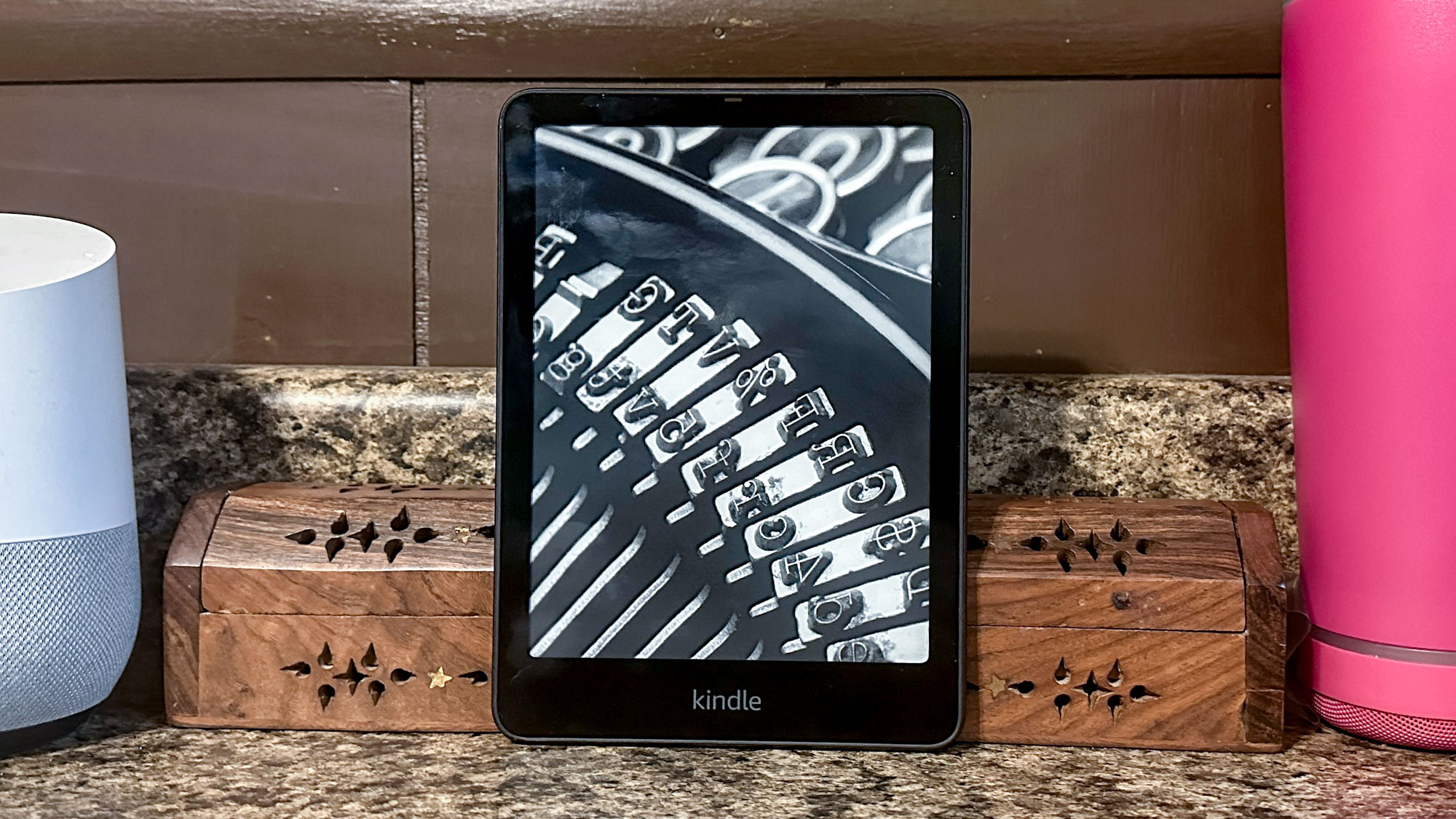 جهاز Kindle Paperwhite 2024 مع عناصر في الخلفية