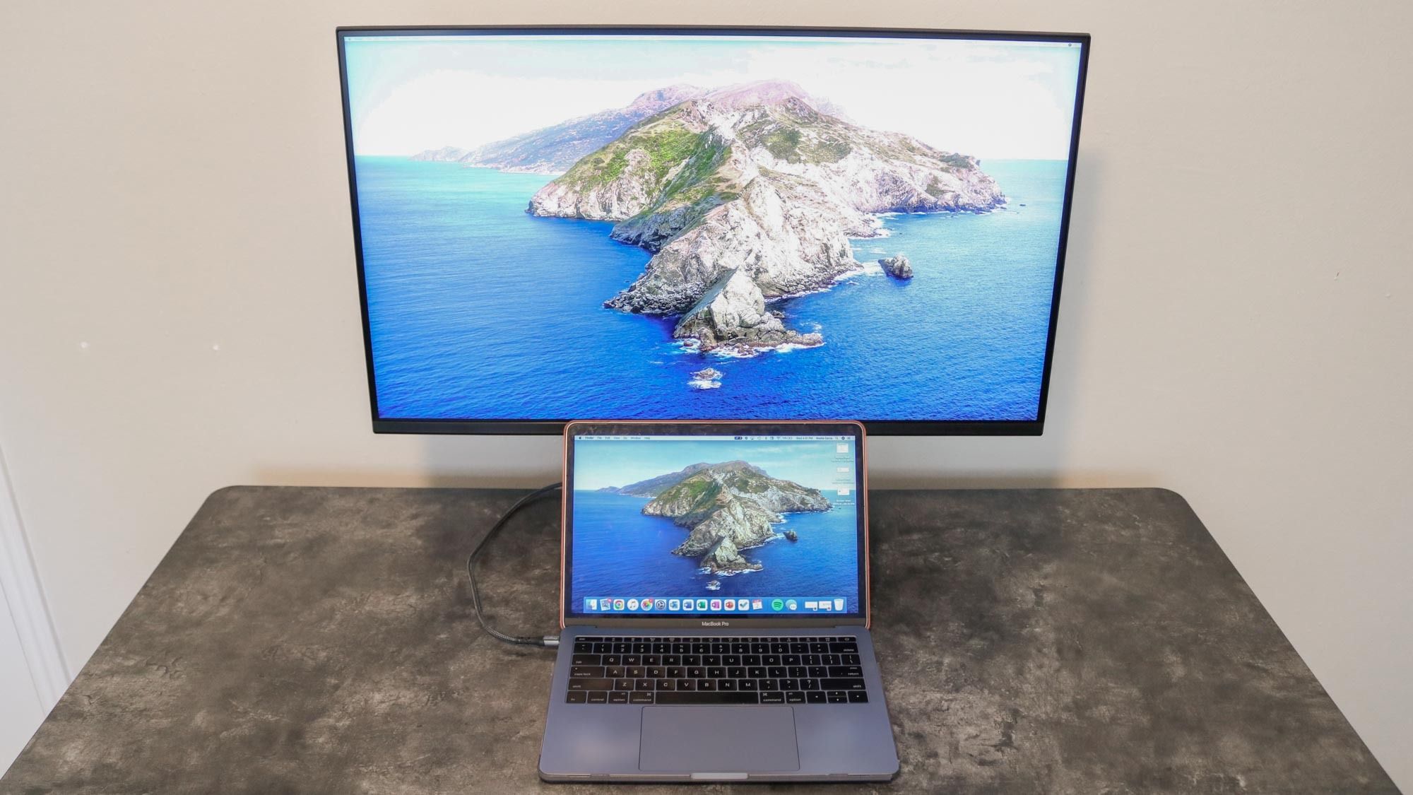 انسَ تلفاز السكن: شاشة USB-C وشحن سريع هي رفيقتك للدراسة.