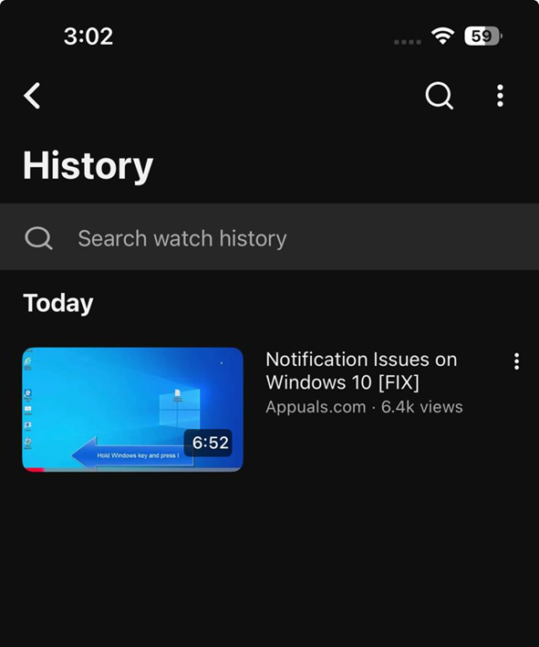 الصفحة الرئيسية لـ YouTube تعرض رسالة إيقاف سجل المشاهدة وتوصيات عامة.
