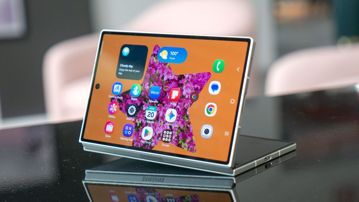هاتف Galaxy Z Fold 8 معروض في اليد