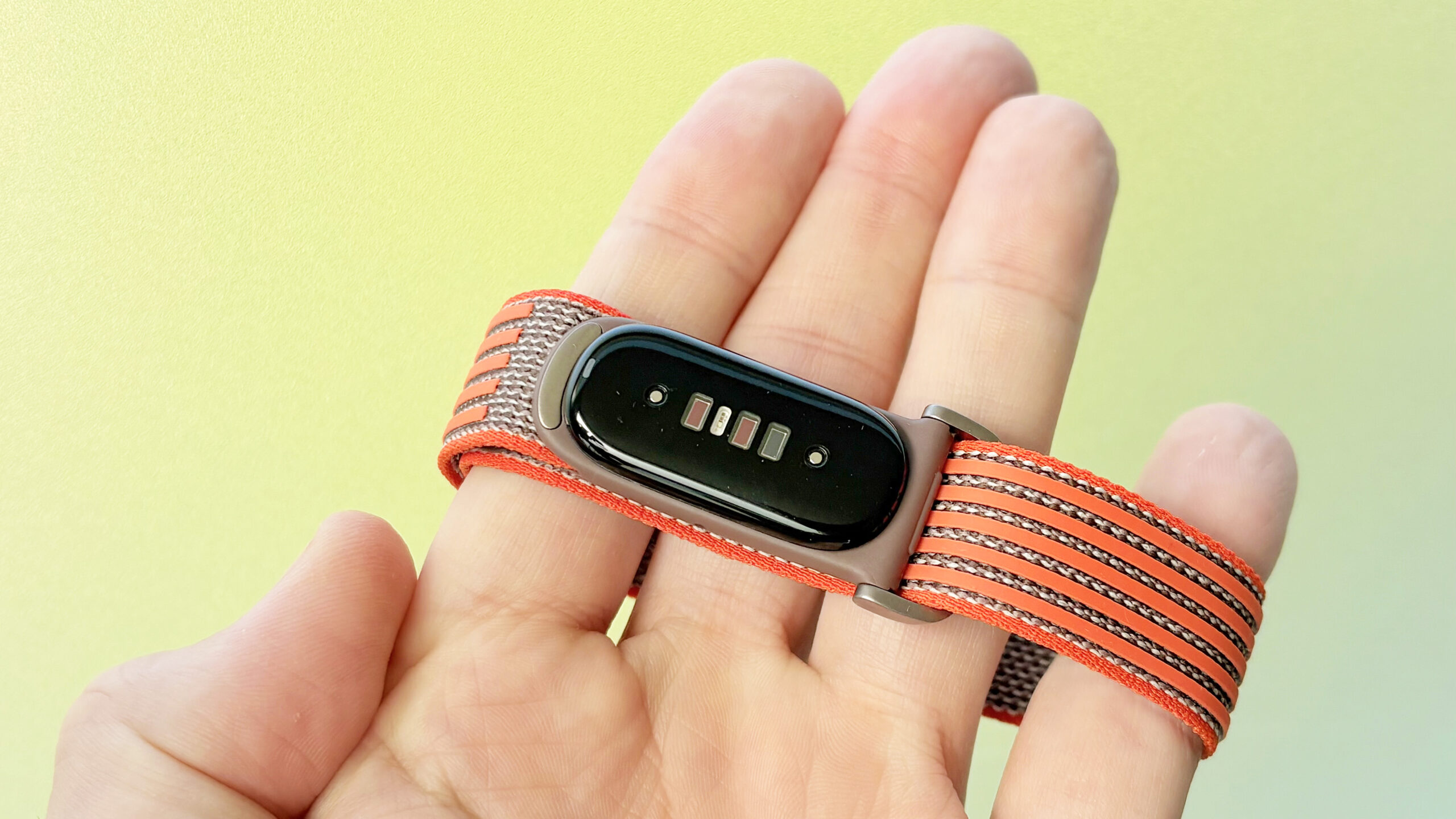 لقطة مقربة لمستشعرات جهاز Fitbit Air