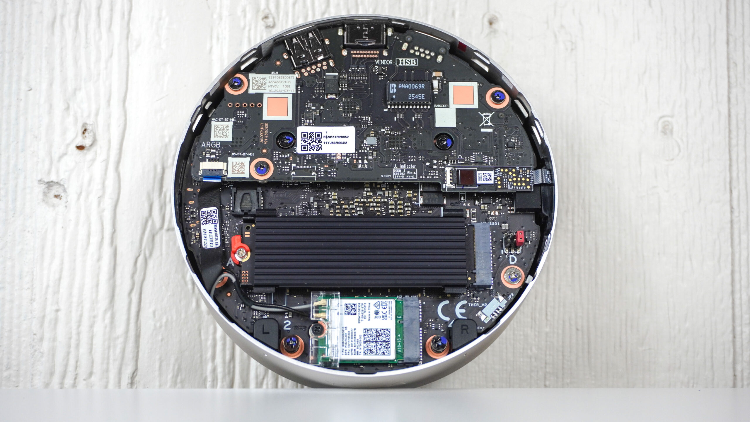 المكونات الداخلية لجهاز Lenovo Yoga Mini mini PC