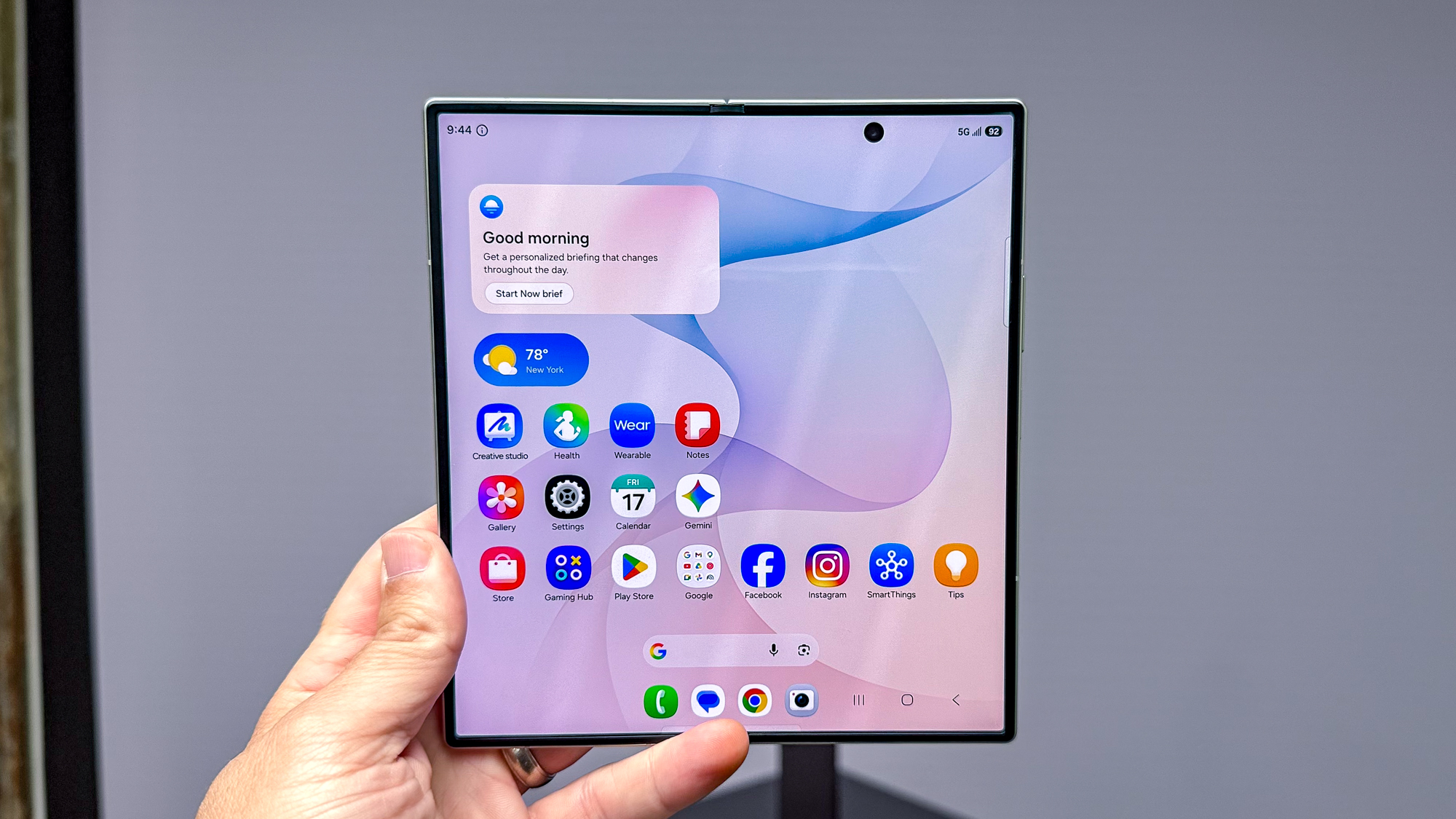 هاتف Galaxy Z Fold 8 Ultra معروض في اليد