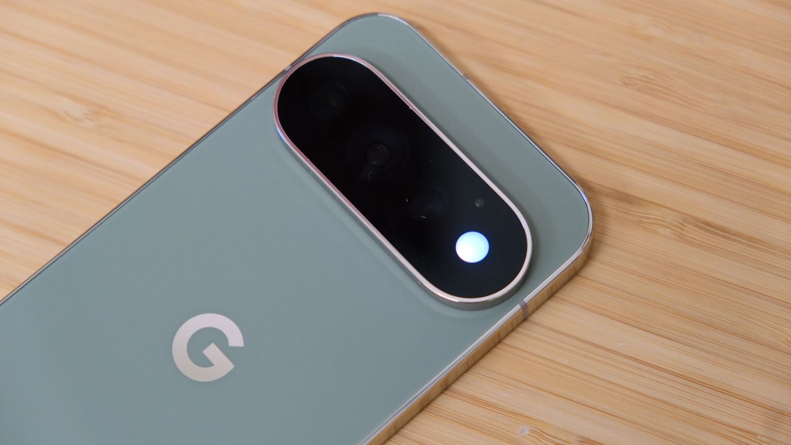 هاتف Google Pixel 11 Pro مستقر على طاولة خشبية
