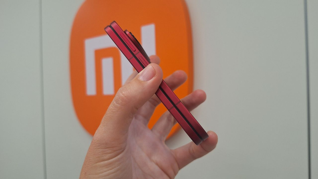 هاتف Xiaomi 18 Fold ممسوكًا باليد