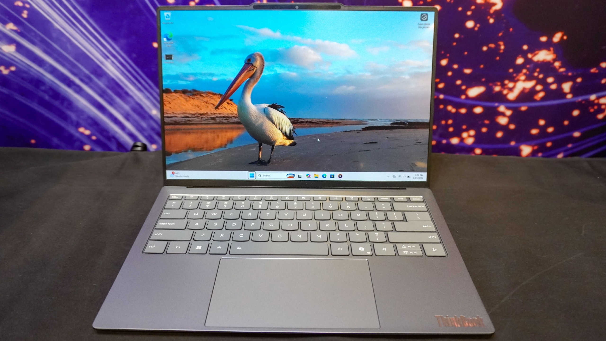 لابتوب Lenovo Project AeroBlade التجريبي مفتوح على طاولة