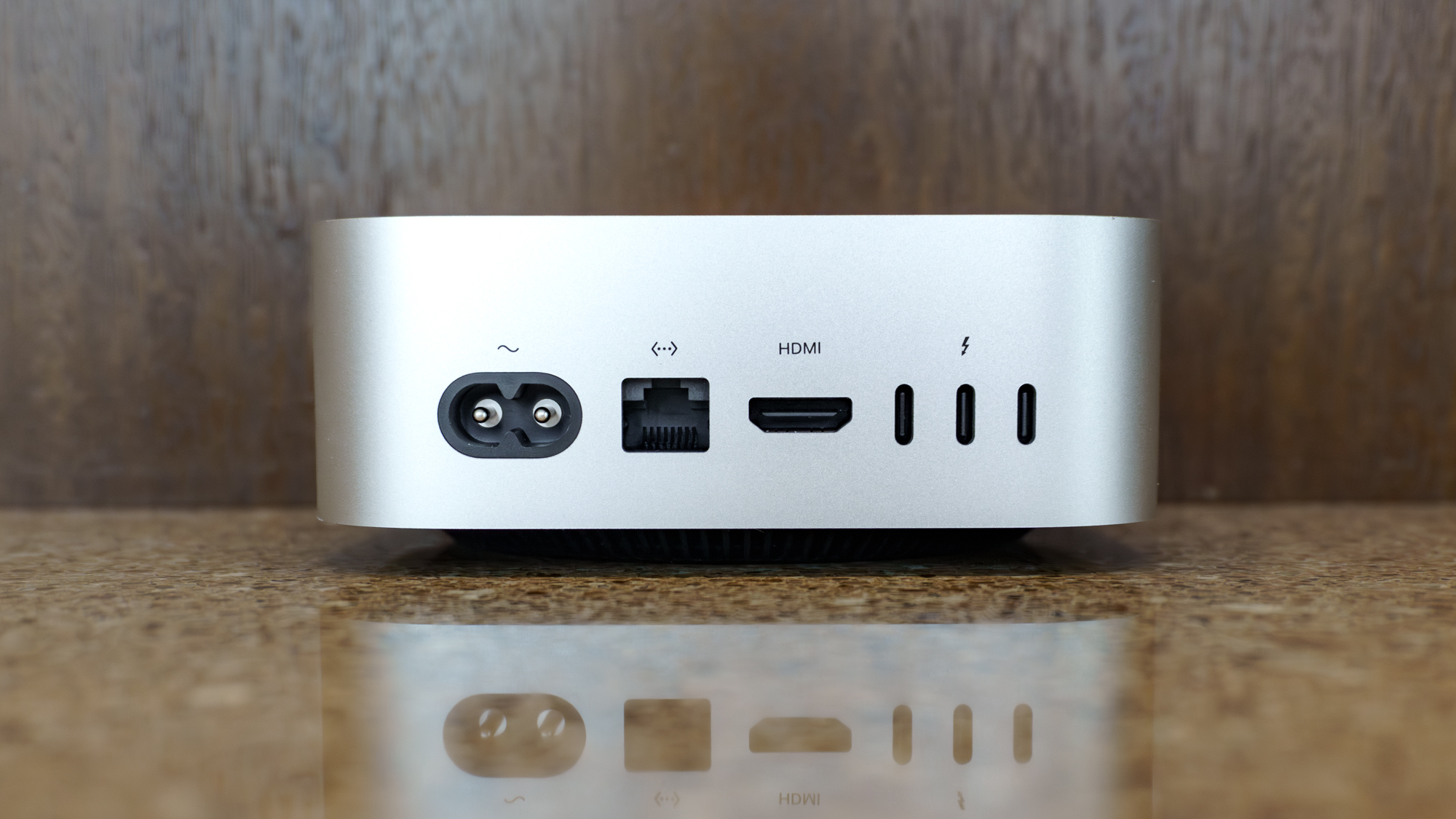 المنافذ الخلفية لجهاز Mac mini المزود بشريحة M6.