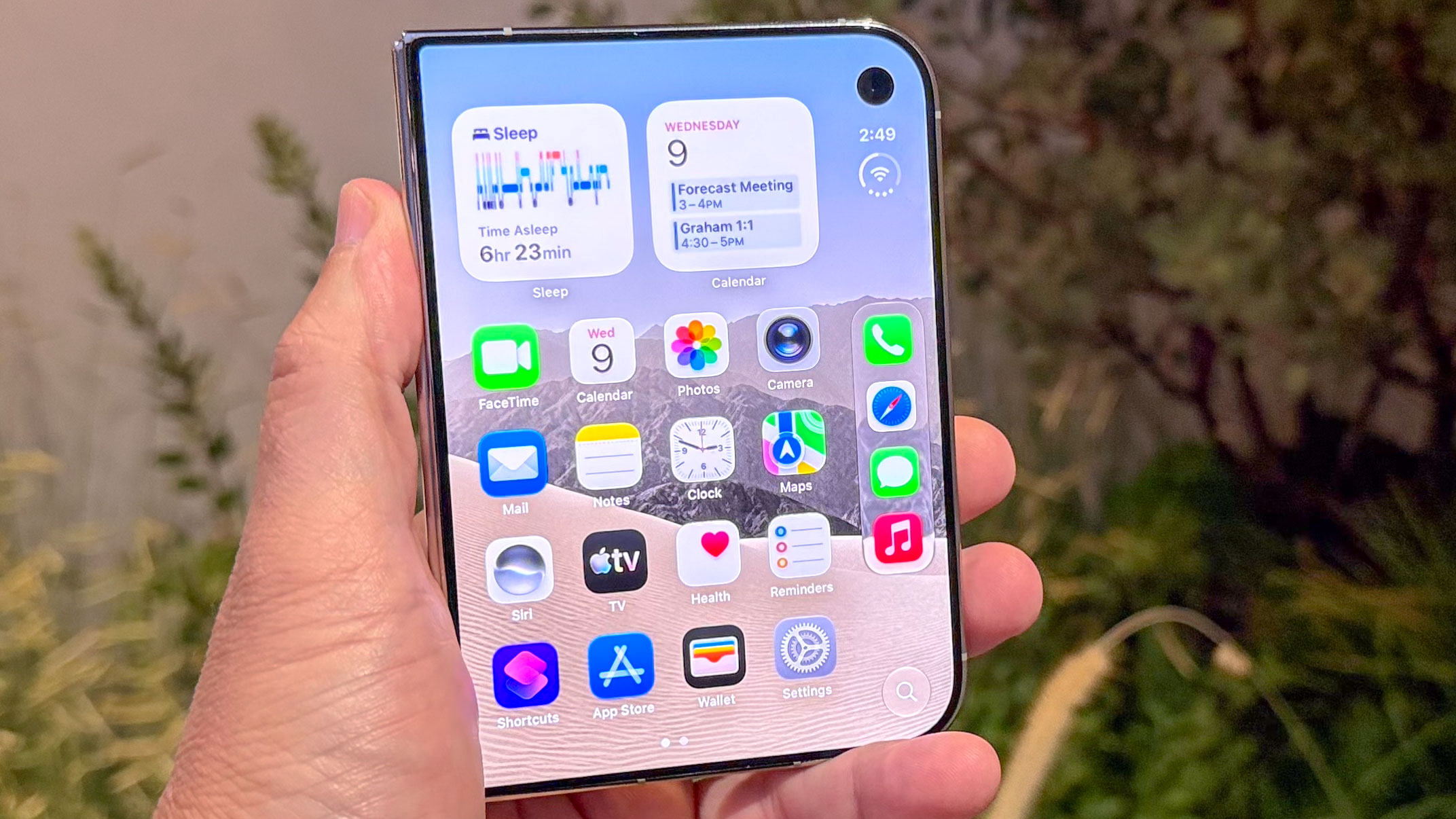 هاتف Apple iPhone Duo معروض في اليد