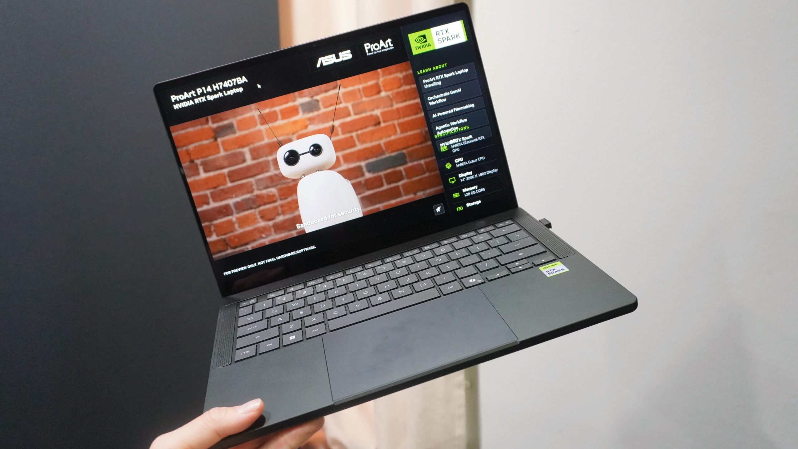 مقارنة بين Asus ProArt P14 و MacBook Pro M5