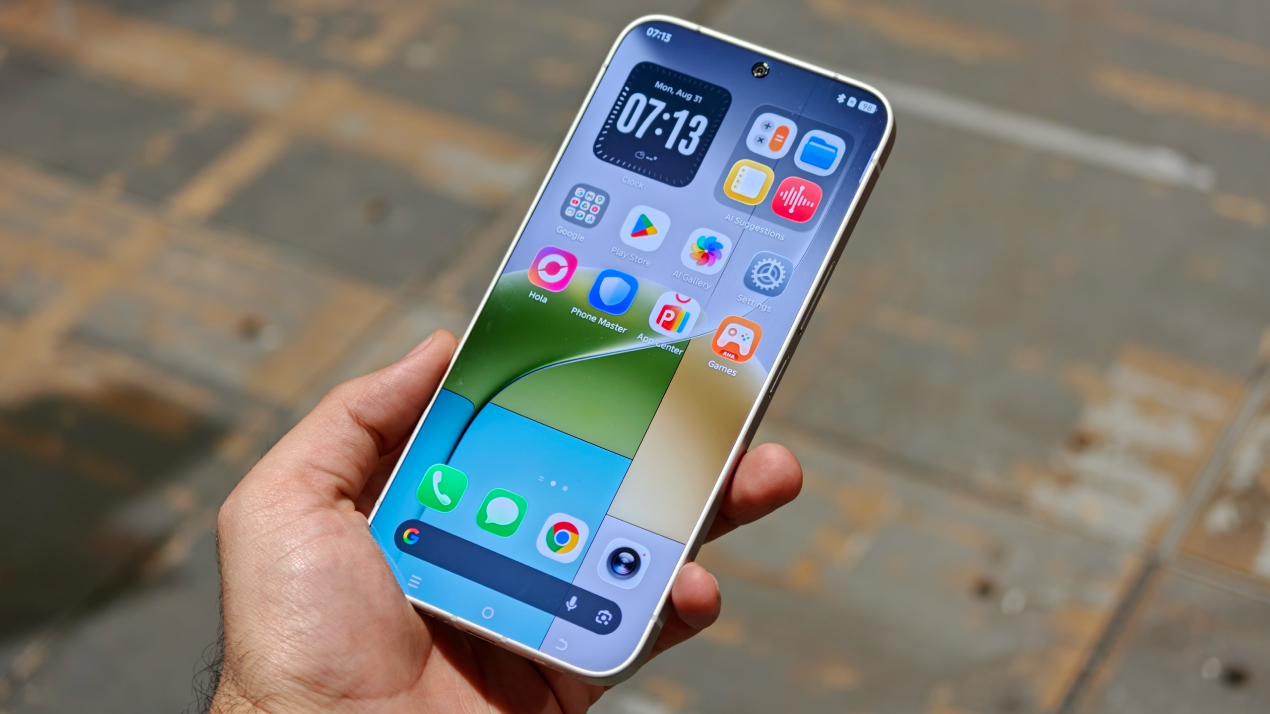 تجربة عملية لهاتف Tecno الذكي الخالي من الحواف في معرض IFA 2026