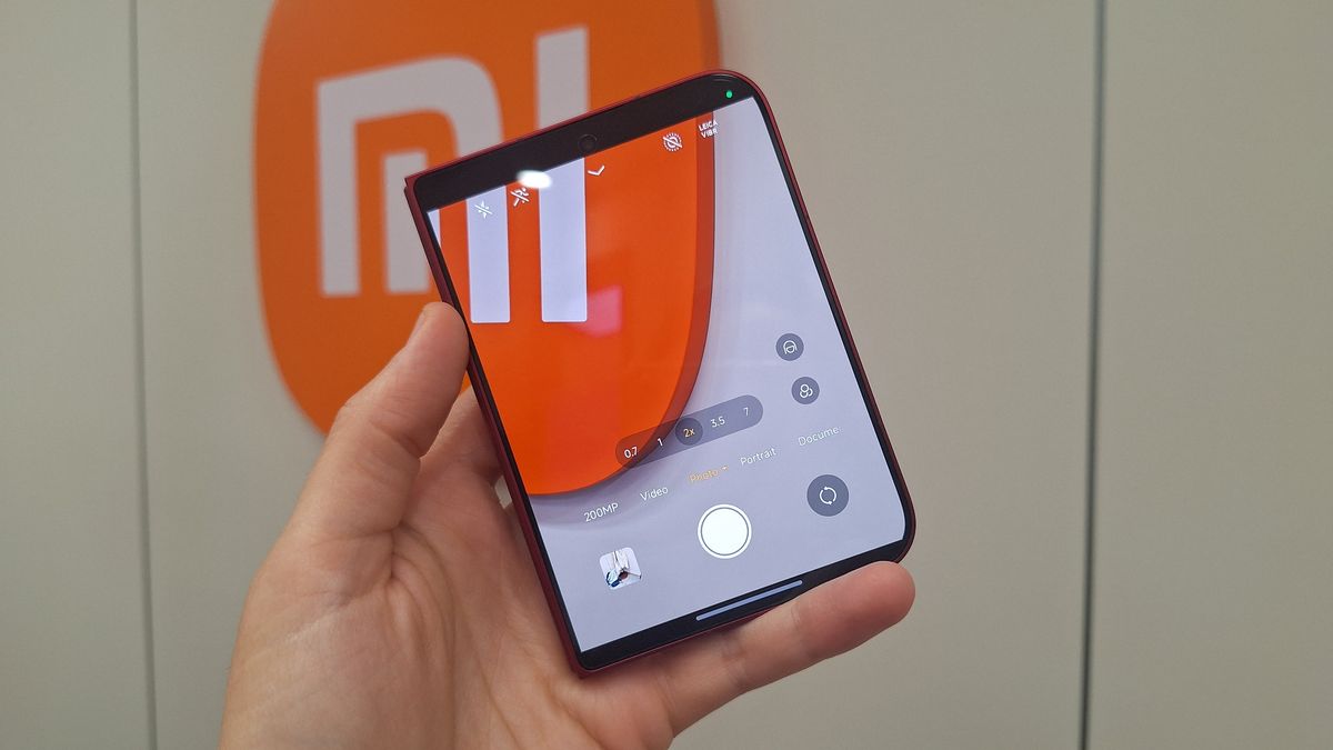 هاتف Xiaomi 18 Fold يُمسك باليد